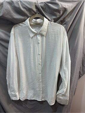 Women’s  Classic Button-Up Shirt in White